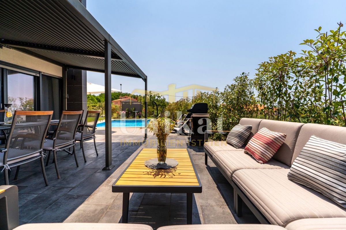 Moderna doppia villetta con piscina e vista mare